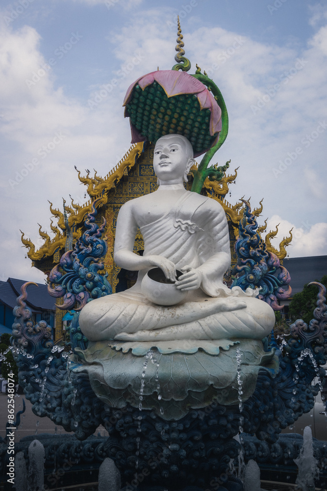 Obraz premium White statues at a blue temple in Thailand