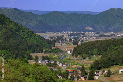 山に囲まれた町