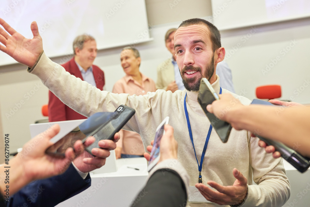 Obraz premium Male speaker talking to journalists with at press conference event