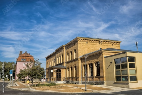 Obraz na płótnie wolmirstedt, deutschland - bahnhofsplatz mit altem bahnhofsgebäude w salonie