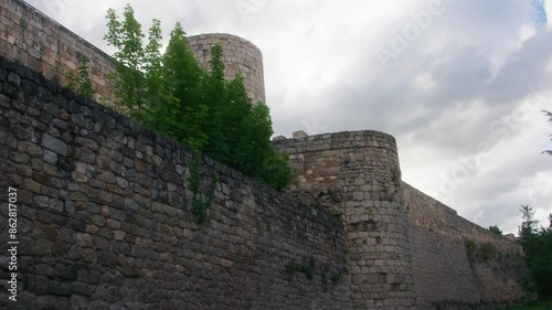 Muralla de piedra. Castillo al atardecer. Día nublado.