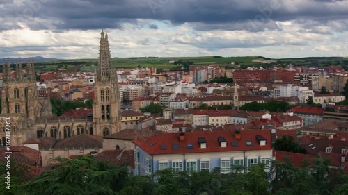 Catedral gótica al atardecer, día nublado. Burgos, España.