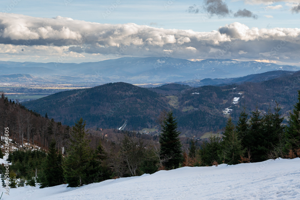 Fototapeta premium Panorama roztaczające się ze szczytu Klimczok w Beskidzie Śląskim.