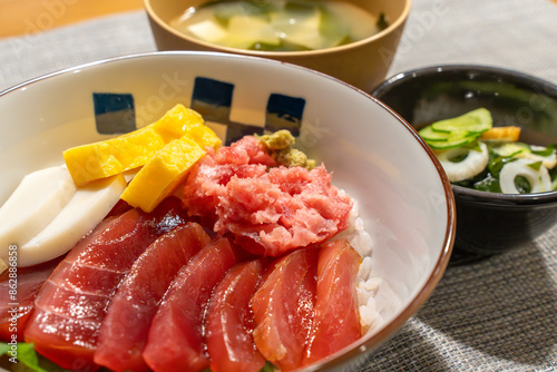 新鮮なマグロの海鮮丼