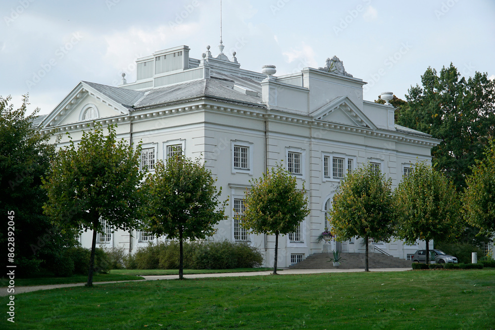 Obraz premium Uzutrakis Manor, Tyszkiewicz family palace - Trakai, Lithuania