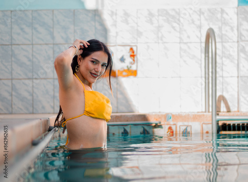 chica caliente en traje de baño modelando disfrutando piscina, durante un baño en la piscina , tomando sol, verano, relajación, vacaciones photo