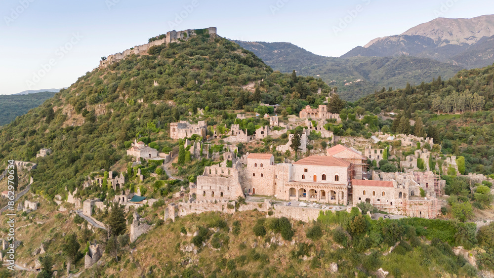 Fototapeta premium Ruins of old town in Mystras, Greece - archaeology background