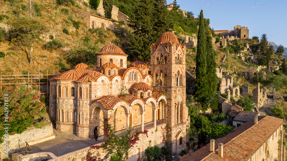Obraz premium Ruins of old town in Mystras, Greece - archaeology background