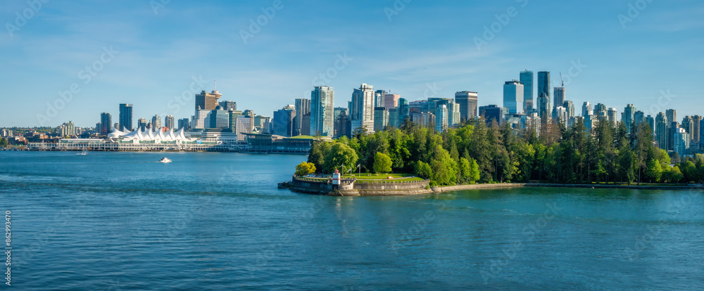 Fototapeta premium Panoramic view of Stanley park and the skyline of Vancouver, British Columbia, Canada