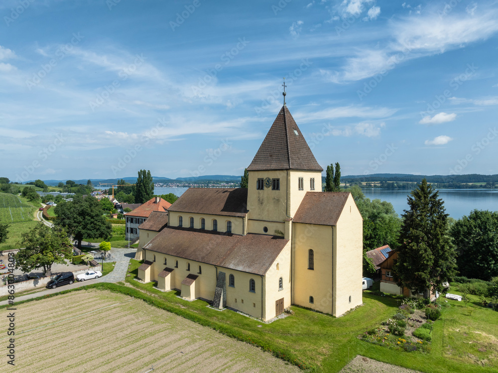 Naklejka premium Luftbild von der der Kirche St. Georg, Oberzell, Reichenau