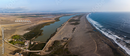 Vista aérea del mar y laguna, Albuferas de Medio Mundo