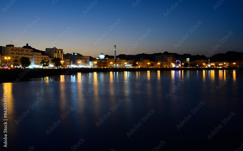 Panorama de Mutrah de noche, Sultanato de Omán
