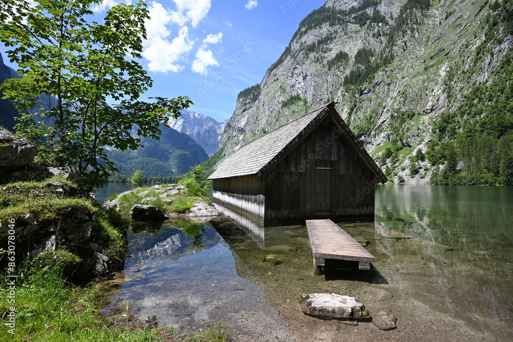 Holzhütte am Oberen See mit Bergpanorama Holzhütte am Oberen See mit Bergpanorama