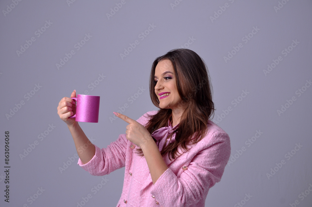mulher de comércio elegânte segurando caneca de café mulher de comércio elegânte segurando caneca de café