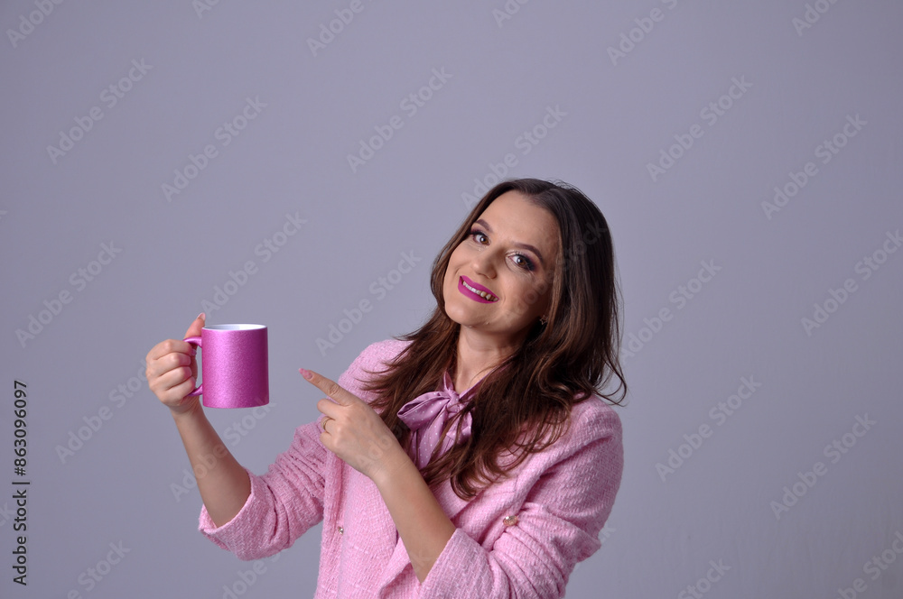 mulher de comércio elegânte segurando caneca de café mulher de comércio elegânte segurando caneca de café