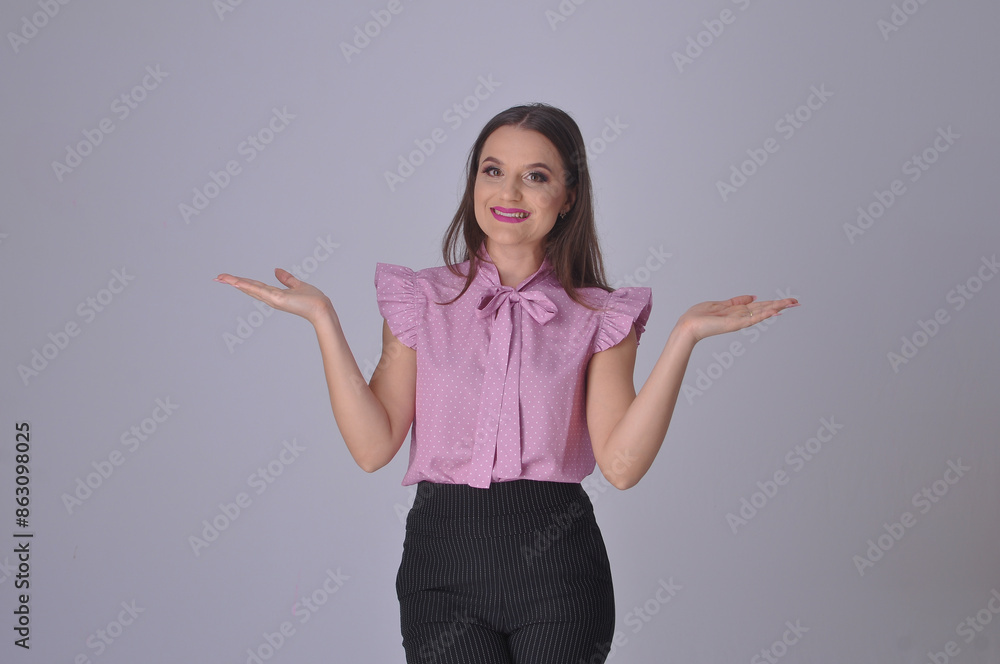 mulher de comércio elegânte com expressão de surpresa mulher de comércio elegânte com expressão de surpresa