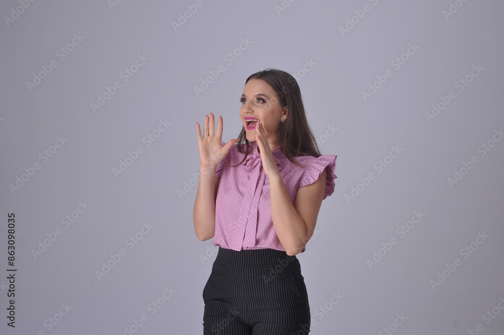 mulher de comércio elegânte com expressão de surpresa