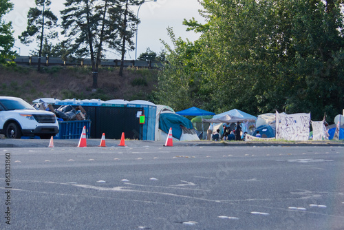 Foto Illegal alien immigrant encampment by freeway overpass
