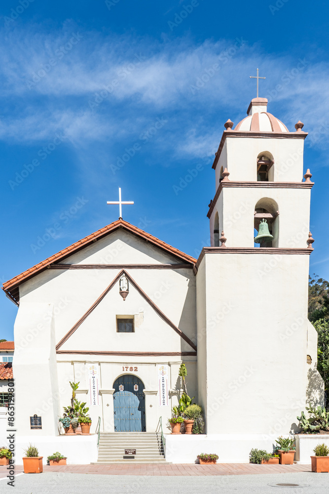 Fototapeta premium Historical California Mission basilica san buenaventura in Ventura, CA. Vertical Shot