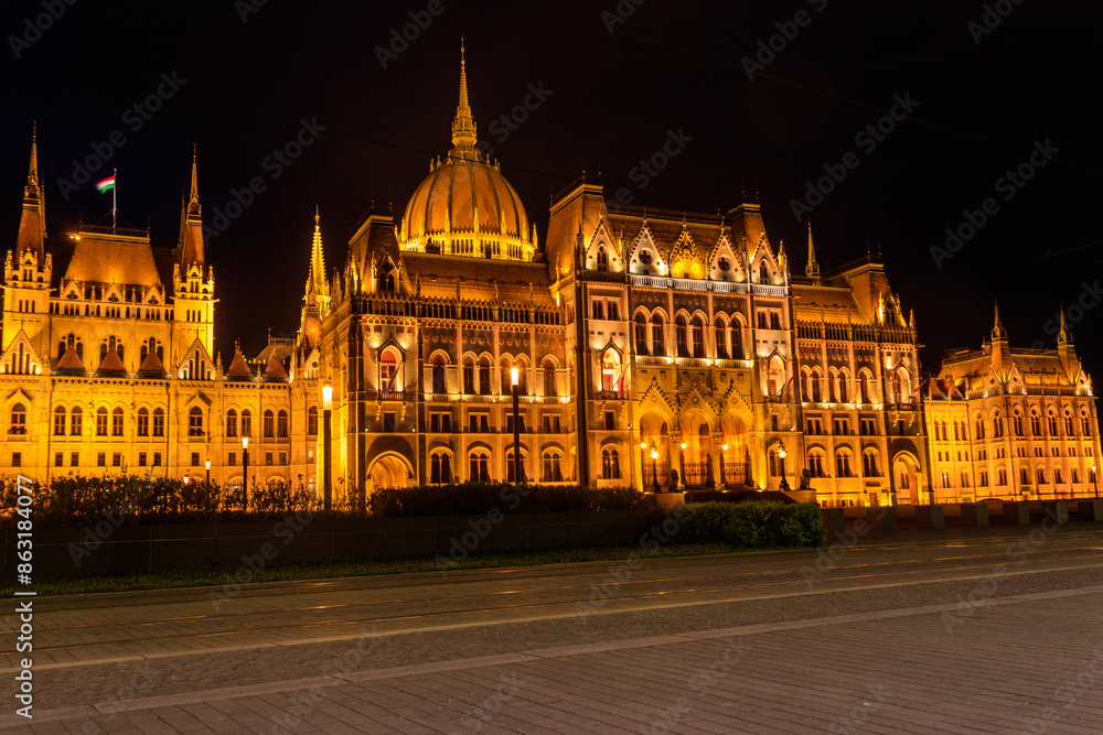 Fototapeta premium Beautiful building of Parliament in Budapest at night, Hungary