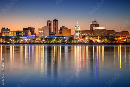 Obraz na płótnie Peoria, Illinois, USA. Cityscape image of Peoria skyline, Illinois, USA with reflection of city lights in the Illinois River at twilight blue hour. w salonie