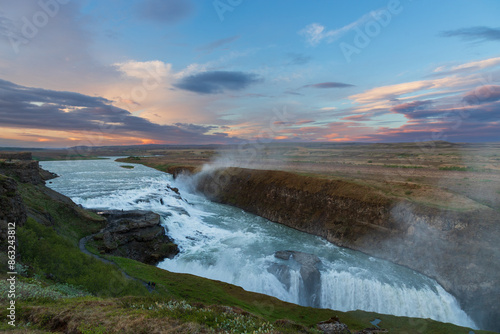 Tramonto a mezzanotte sulla cascata di Gullfoss in Islanda