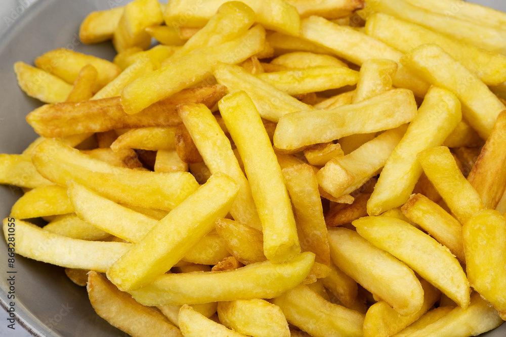 vue d'un plat de frites, en gros plan, sur une table vue d'un plat de frites, en gros plan, sur une table