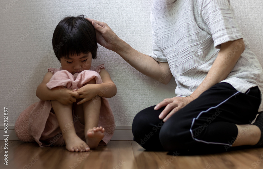 落ち込む女の子(3歳、日本人)と慰めるおばあちゃん