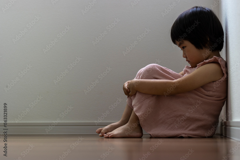 部屋の隅で落ち込む女の子(3歳、日本人)