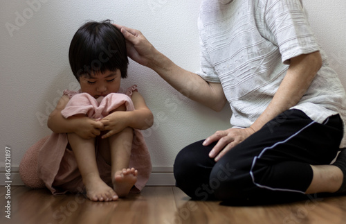 Obraz na płótnie 落ち込む女の子(3歳、日本人)と慰めるおばあちゃん w salonie