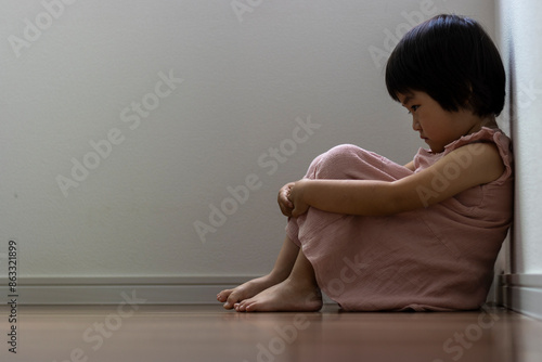Obraz na płótnie 部屋の隅で落ち込む女の子(3歳、日本人) w salonie