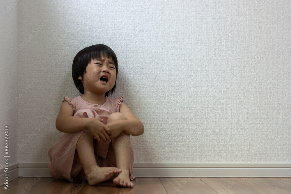部屋の隅で泣く女の子(3歳、日本人)