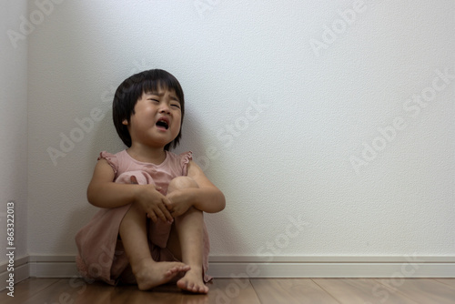 部屋の隅で泣く女の子（3歳、日本人） photo