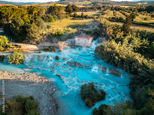 Fotografía Aerial perspective of Saturnia's stunning Cascate del Mulino hot springs