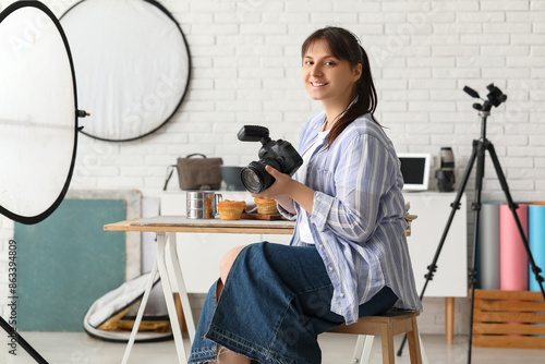 Female food photographer wi...