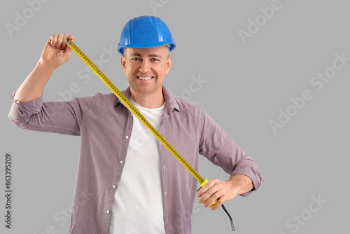 Male construction worker wi...