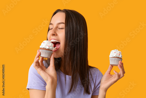 Young woman with sweet cupc...