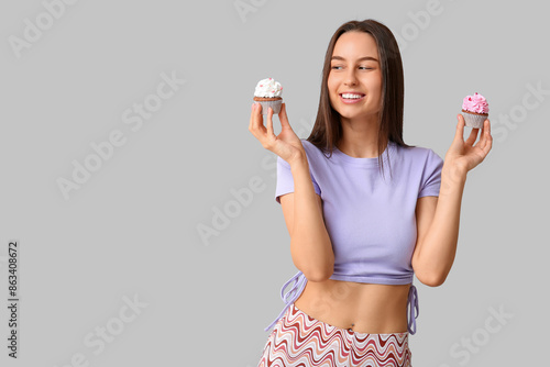 Young woman with sweet cupc...