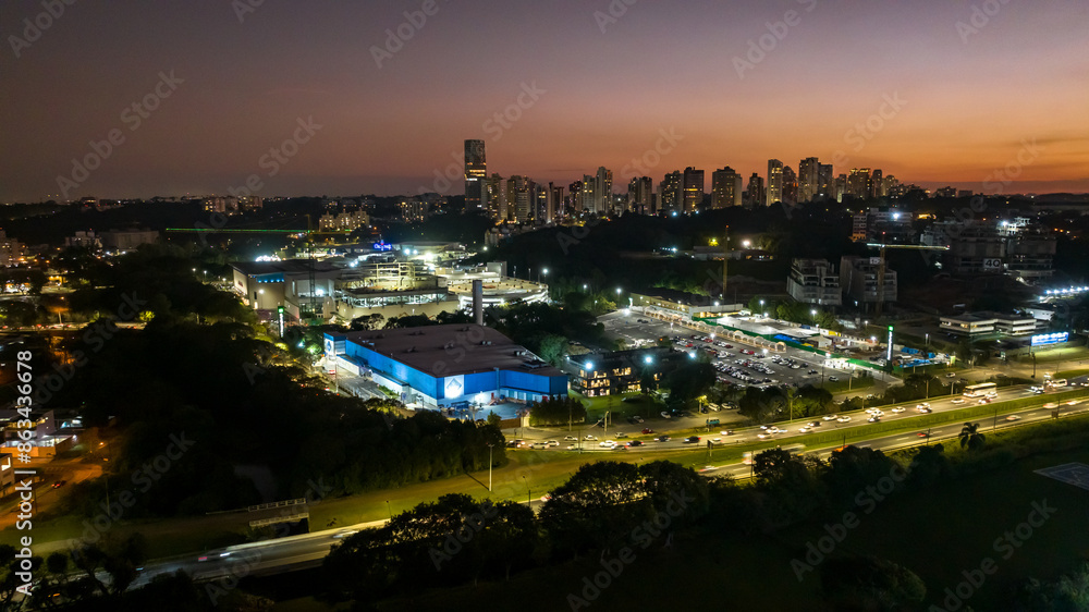 Obraz premium Curitiba in Paraná, Brazil. Aerial View. Wonderful sunset with views of buildings and Tanguá Park. Lake with reflection..