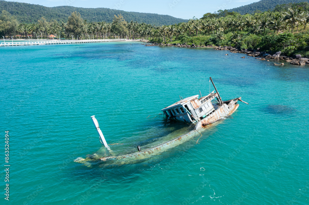 Obraz premium Sinking fishin in shallow water near coast aerial view