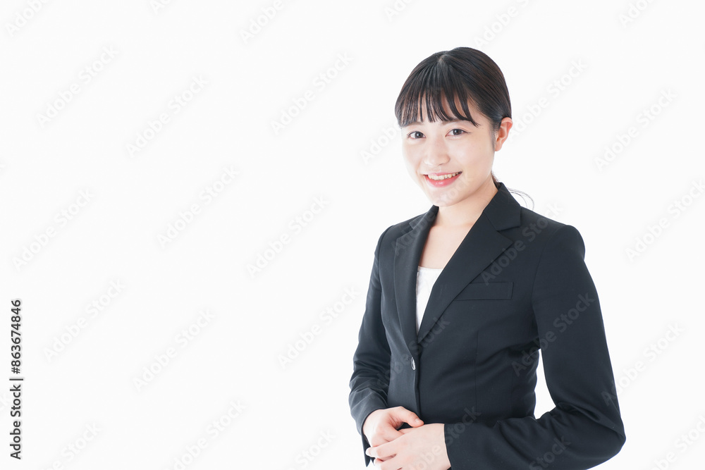 笑顔のスーツを着たビジネスウーマン