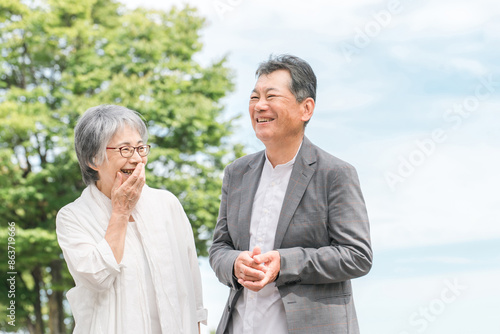 公園を歩くシニア・高齢者夫婦（楽しい・爆笑・笑顔・リフレッシュ） 