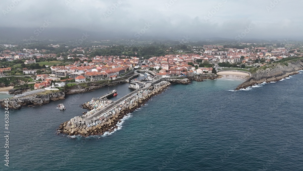 Fototapeta premium Pueblo bonito de Asturias fotografiado con dron
