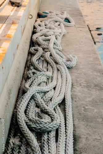 Fotografía Mooring lines. Close up of worn out thick mooring rope