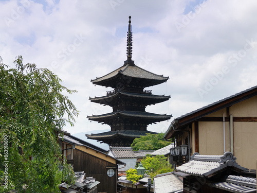 京都東山、産寧坂から眺める八坂の塔　京都府 photo