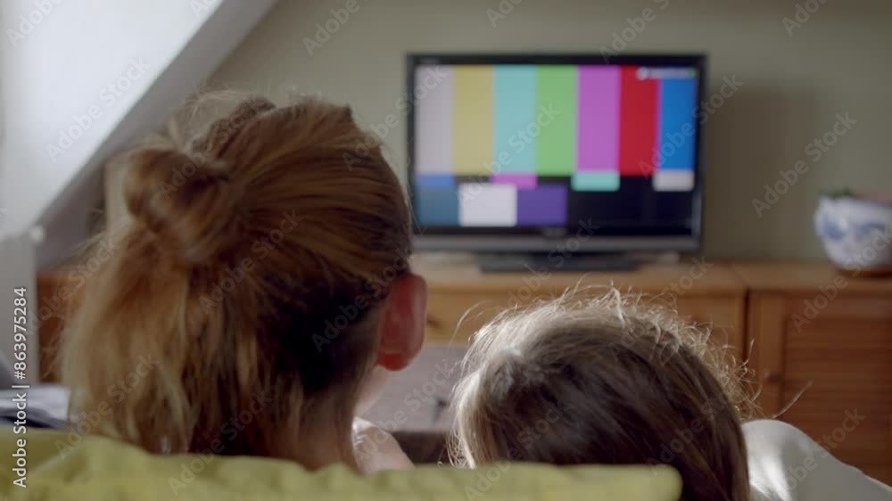 Madre e hija viendo la TV