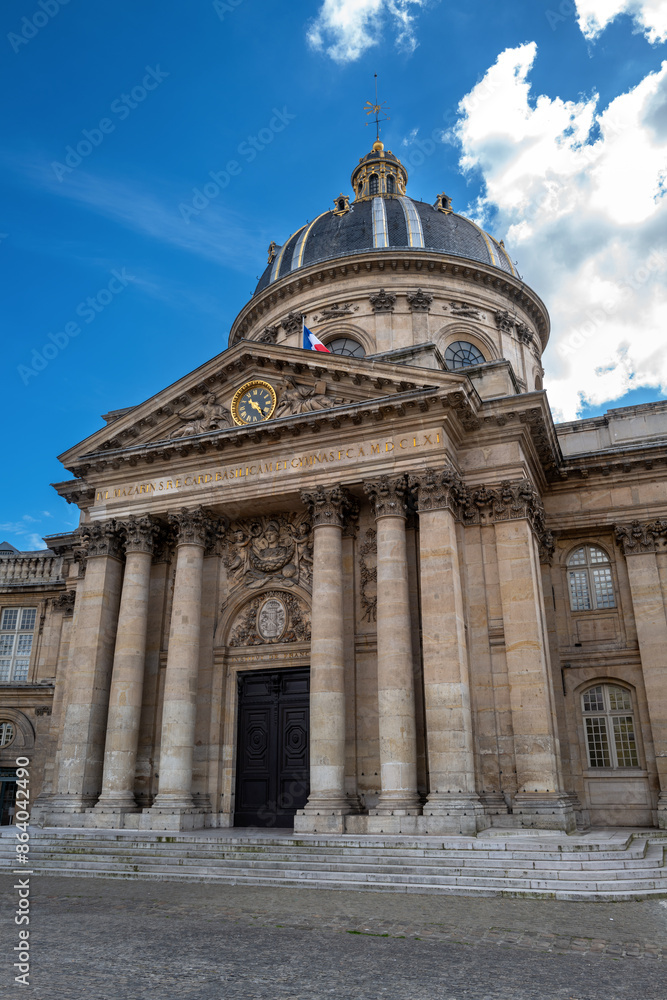Naklejka premium La bibliothèque Mazarine à l'institut de France dans le centre ville de Paris en France