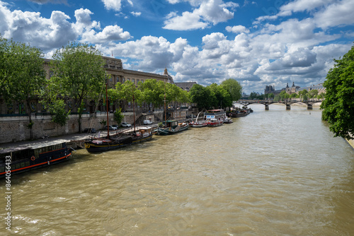 vue de la Seine avec des péniche dans le centre de Paris en France photo