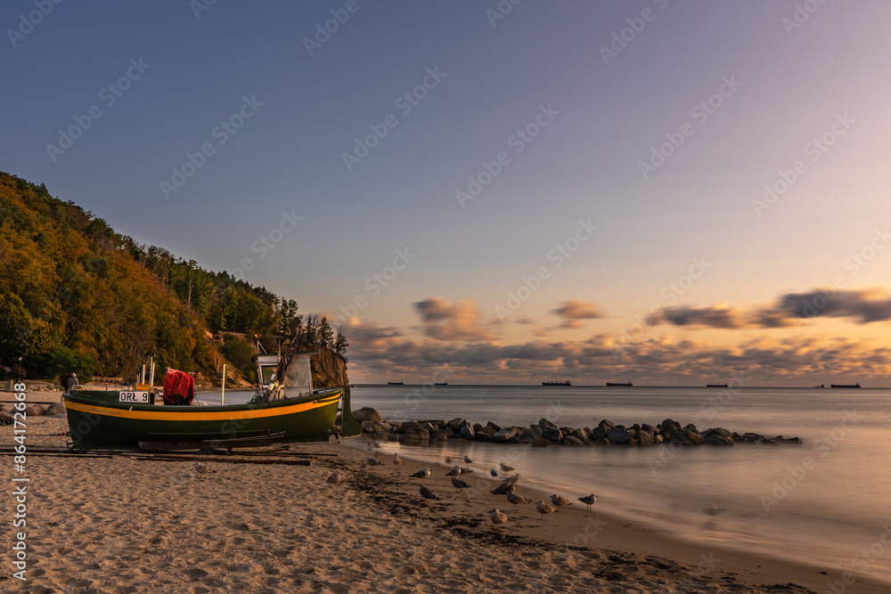 Fototapeta premium morze , plaża , chmury , sztorm , fale, Bałtyk, morze Bałtyckie, wydmy, statek , kuter, molo , Gdynia 