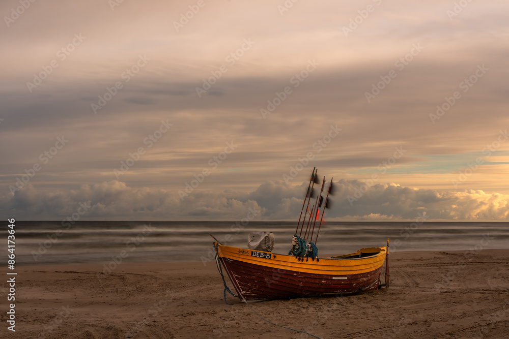Fototapeta premium morze , plaża , chmury , sztorm , fale, Bałtyk, morze Bałtyckie, wydmy, statek , kuter, molo , Gdynia 